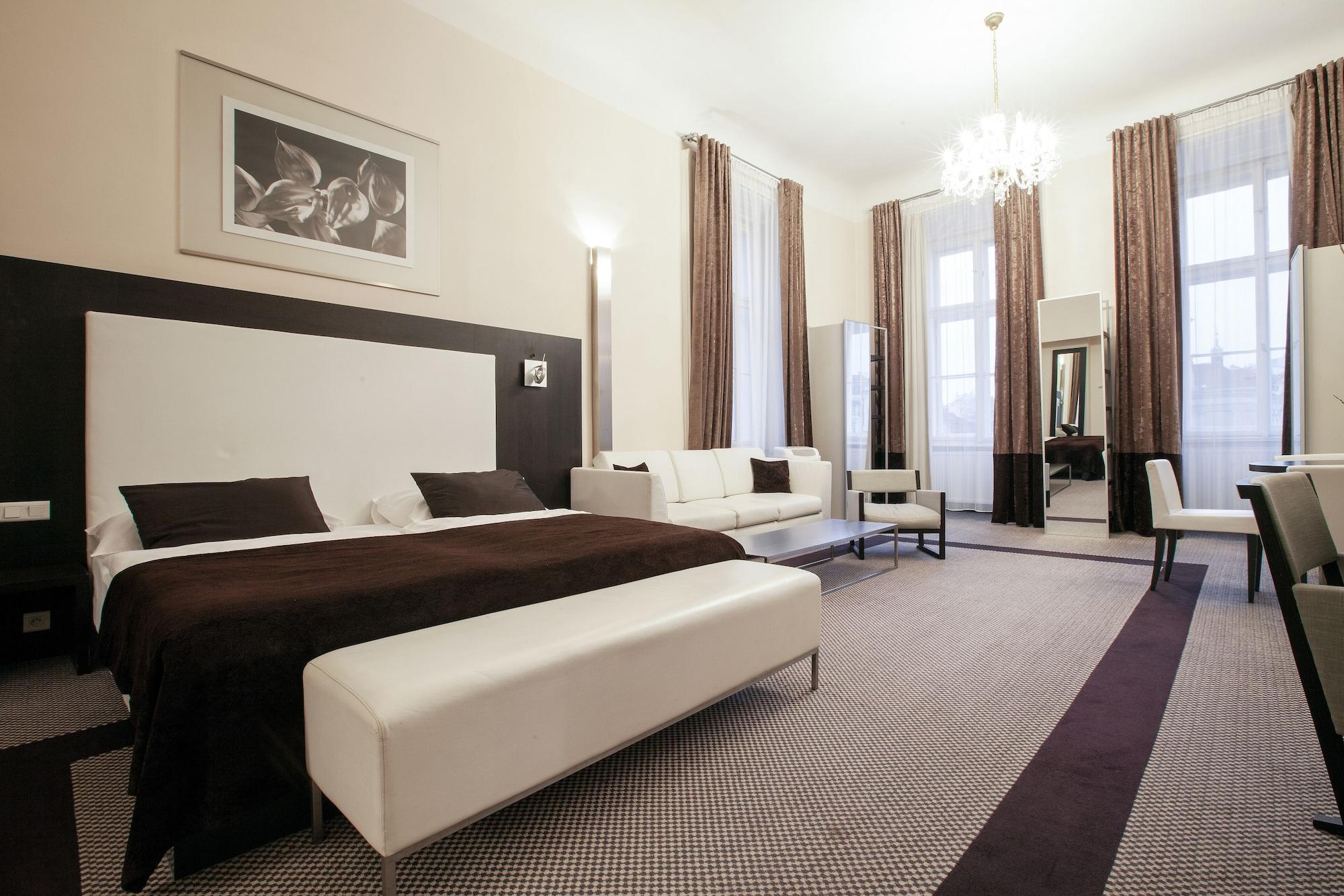 جناح عائلي، Old Town Square Residence by Emblem 2/10
