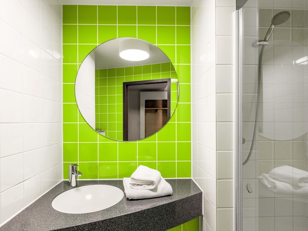 غرفة رباعية بسرير كوين وسرير بطابقين، B&B Hotel Krefeld 6/7