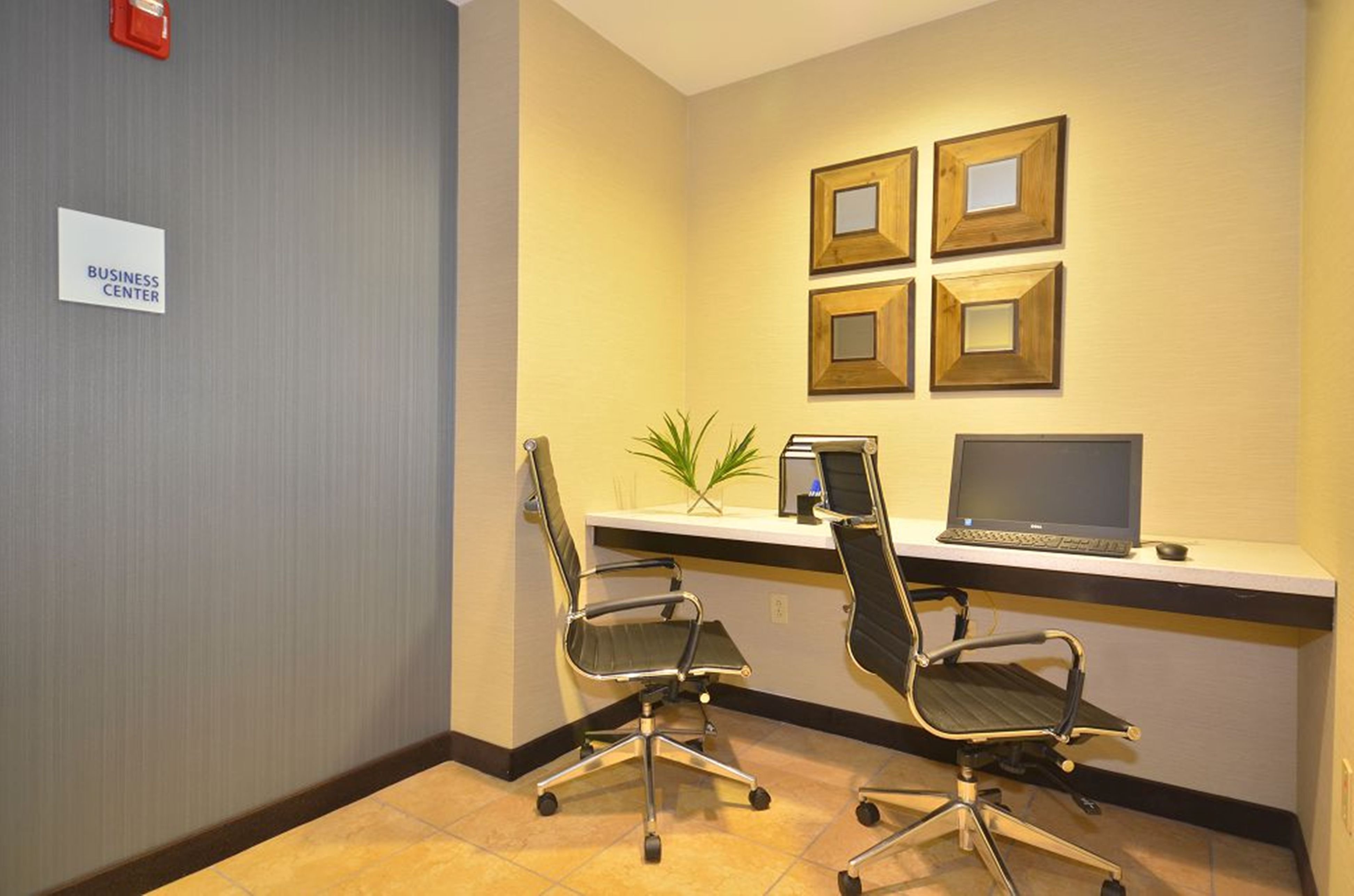 Holiday Inn Express Hotel And Suites Farmington 60/63