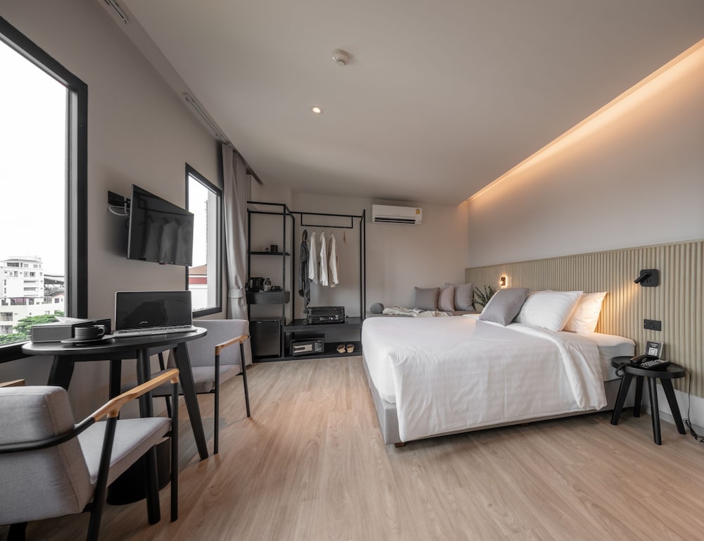 Escape, Pano, King Bed, Building B