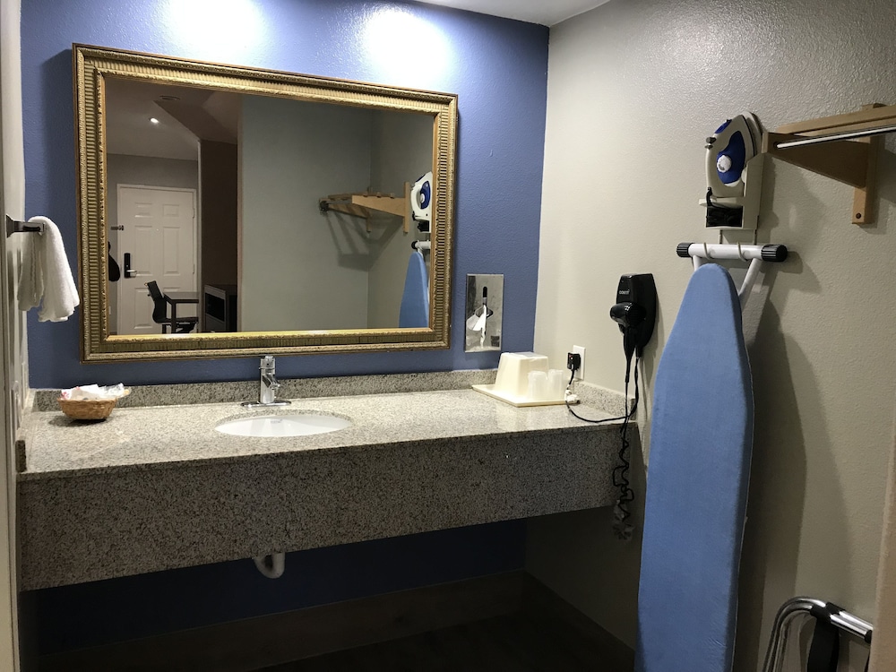Camelot Inn Suites Veterans Memorial/Nw Houston 24/37