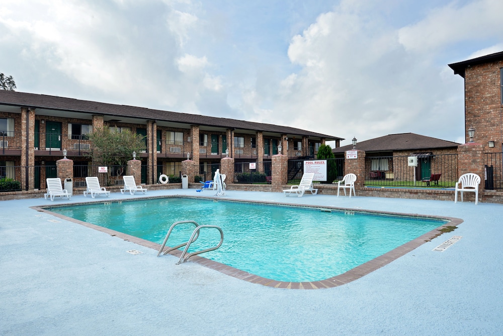 Super 8 by Wyndham Universal City 5/55