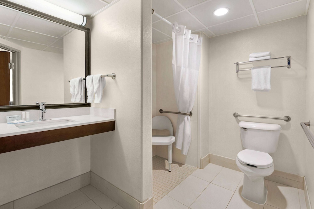 جناح بسرير كينج لذوي الإعاقة، Americinn By Wyndham Rapid City 3/5