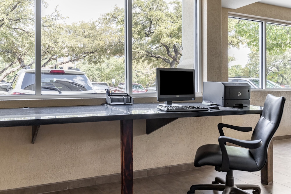 Comfort Suites Medical Center Near Six Flags 41/44