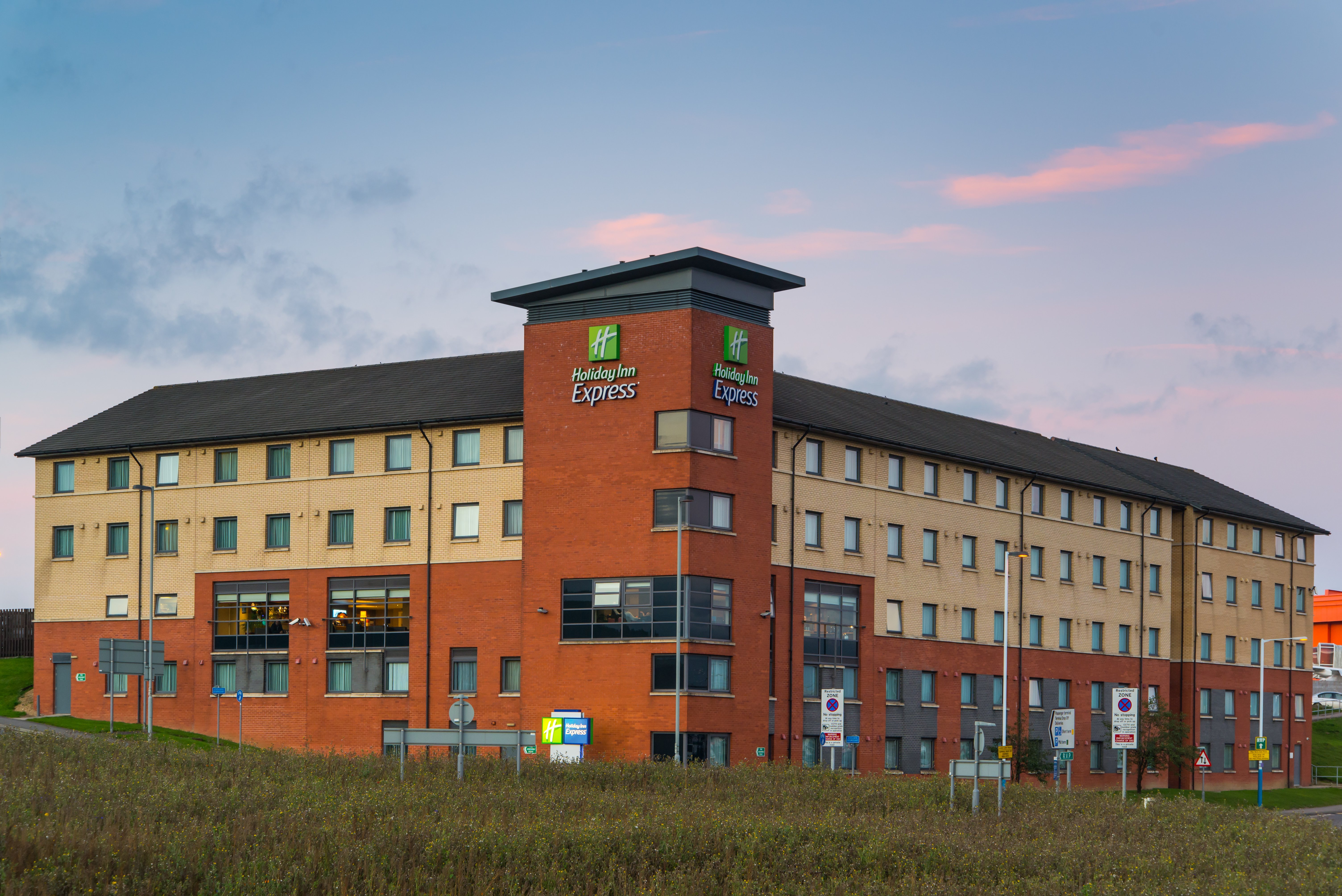 Holiday Inn Express London Luton Airport 1/17