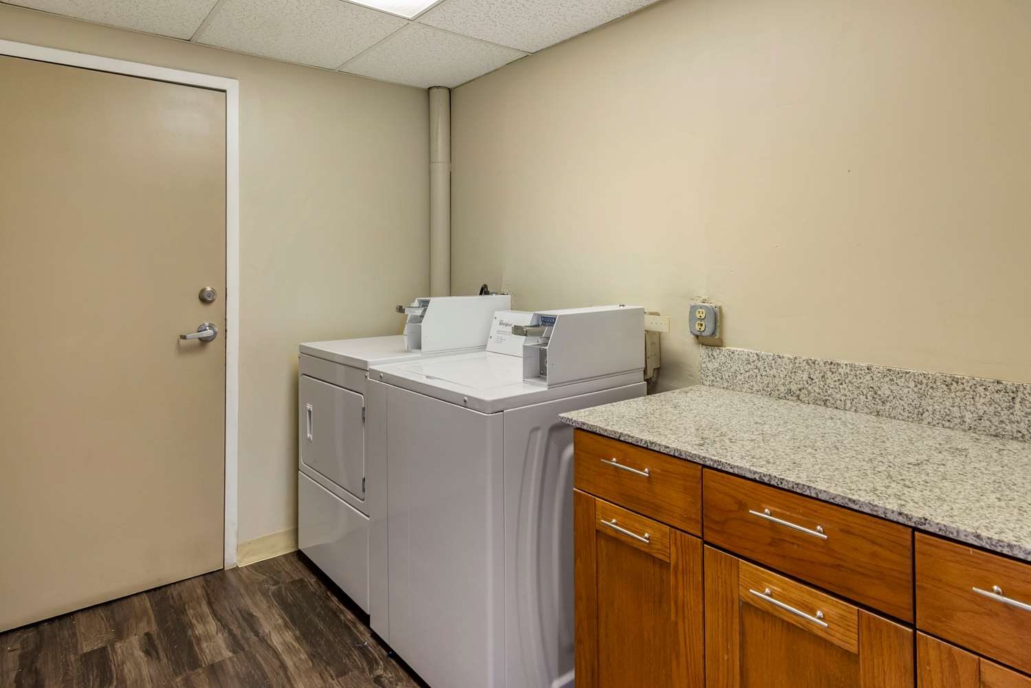 Comfort Inn & Suites Near Six Flags GA 7/38