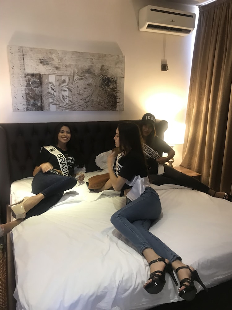 DELORA HOTEL AND SUITES 21/65