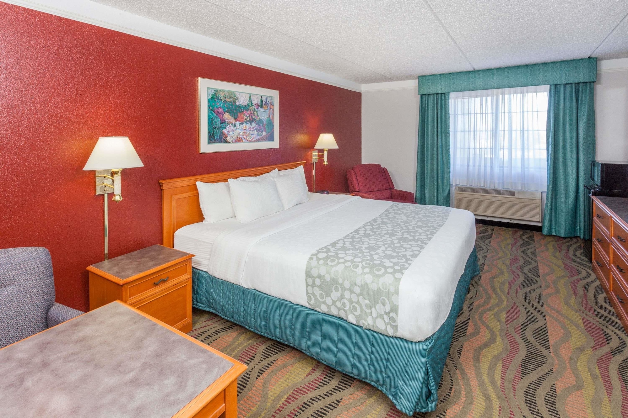 غرفة بسرير كينج لذوي الإعاقة، Days Inn & Suites by Wyndham Arlington Heights 6/10