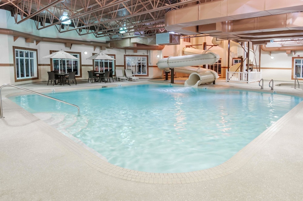 Ramada By Wyndham Drumheller Hotel & Suites 2/27