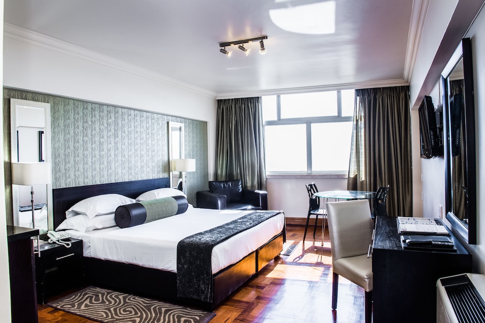 غرفة بسرير كينج بغرفتي نوم، Belaire Suites 2/6