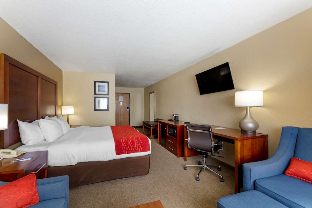 غرفة قياسية بسرير كينج بإطلالة على النهر مع أريكة، Comfort Inn River's Edge 10/10