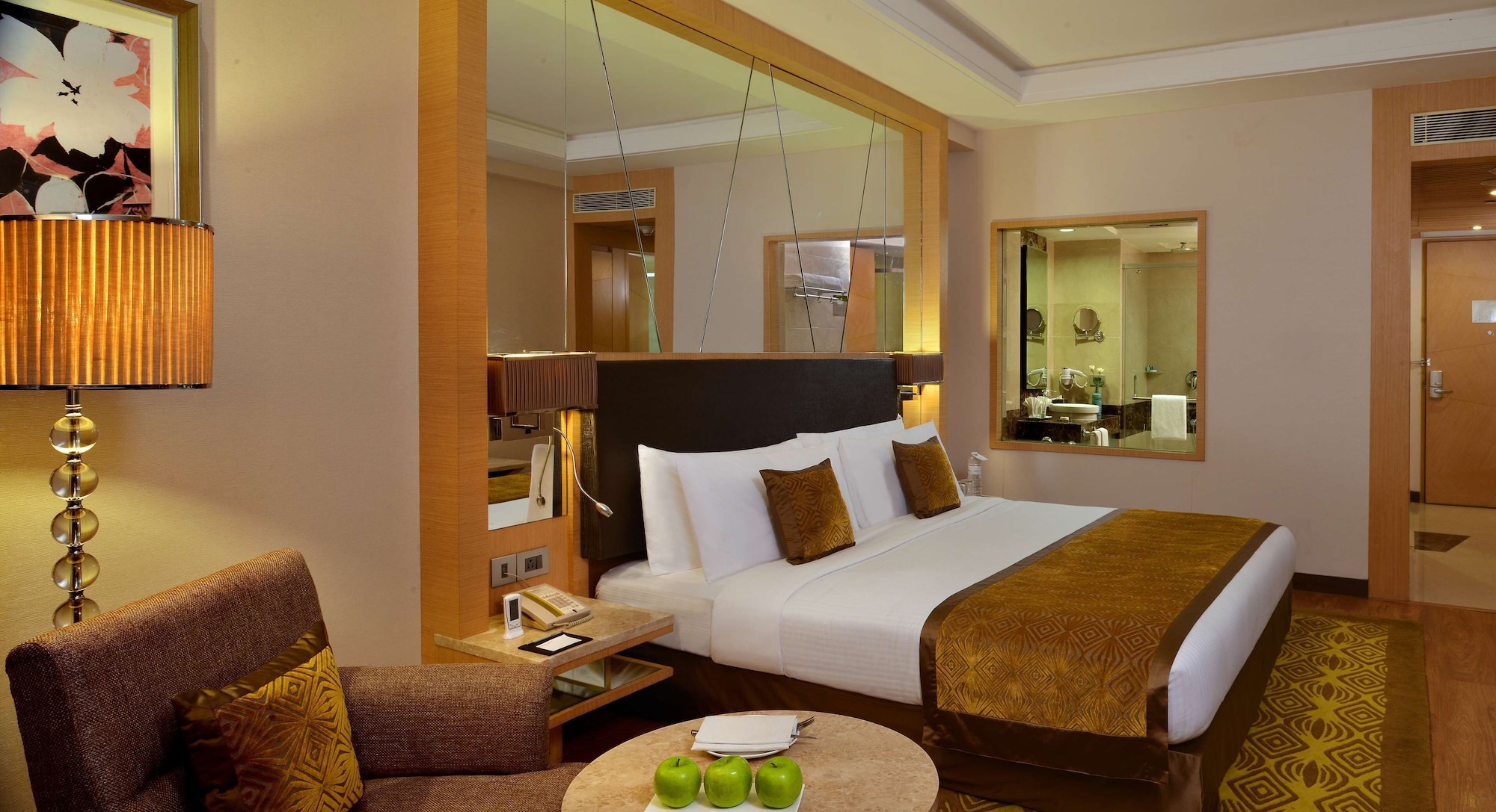 غرفة بزنس تنفيذية بسرير كينج، Radisson Resort & Spa Kandla 10/10