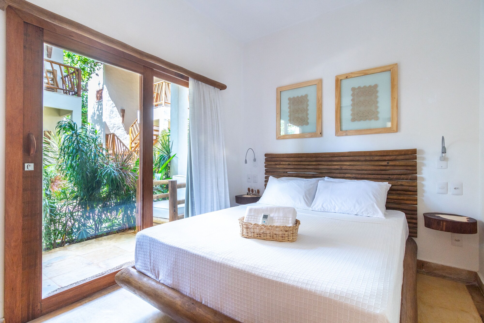 House, Queen Bed