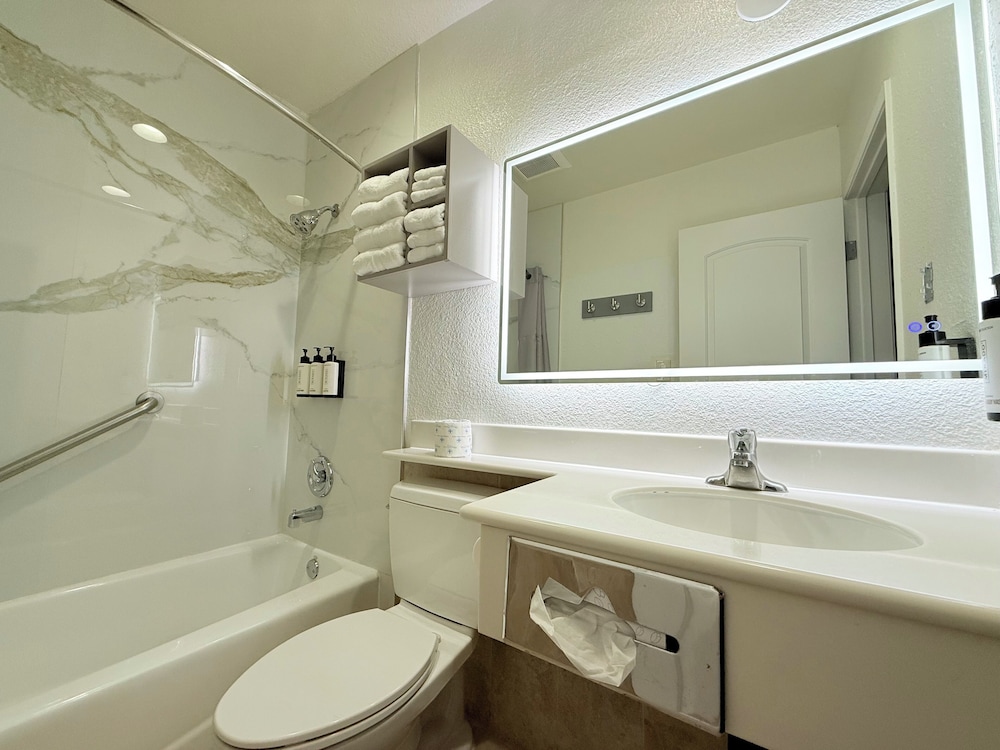 Anaheim Islander Inn And Suites 56/58