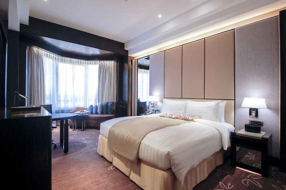 Diamond Hotel Philippines 12/68