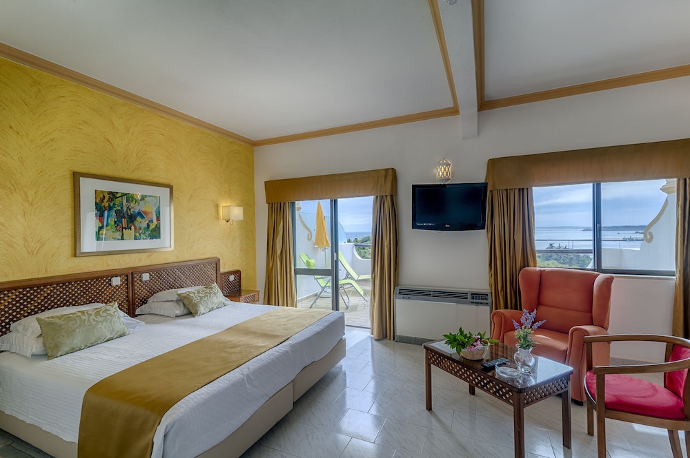 JUNIOR SUITE, KING BED