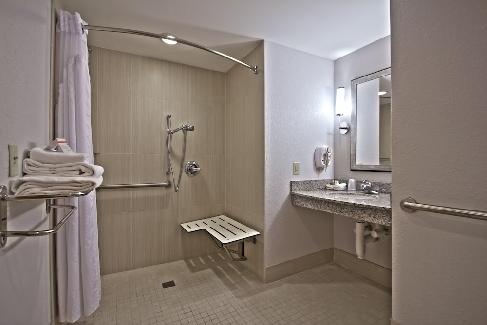 Holiday Inn Manahawkin/Long Beach Island 17/73