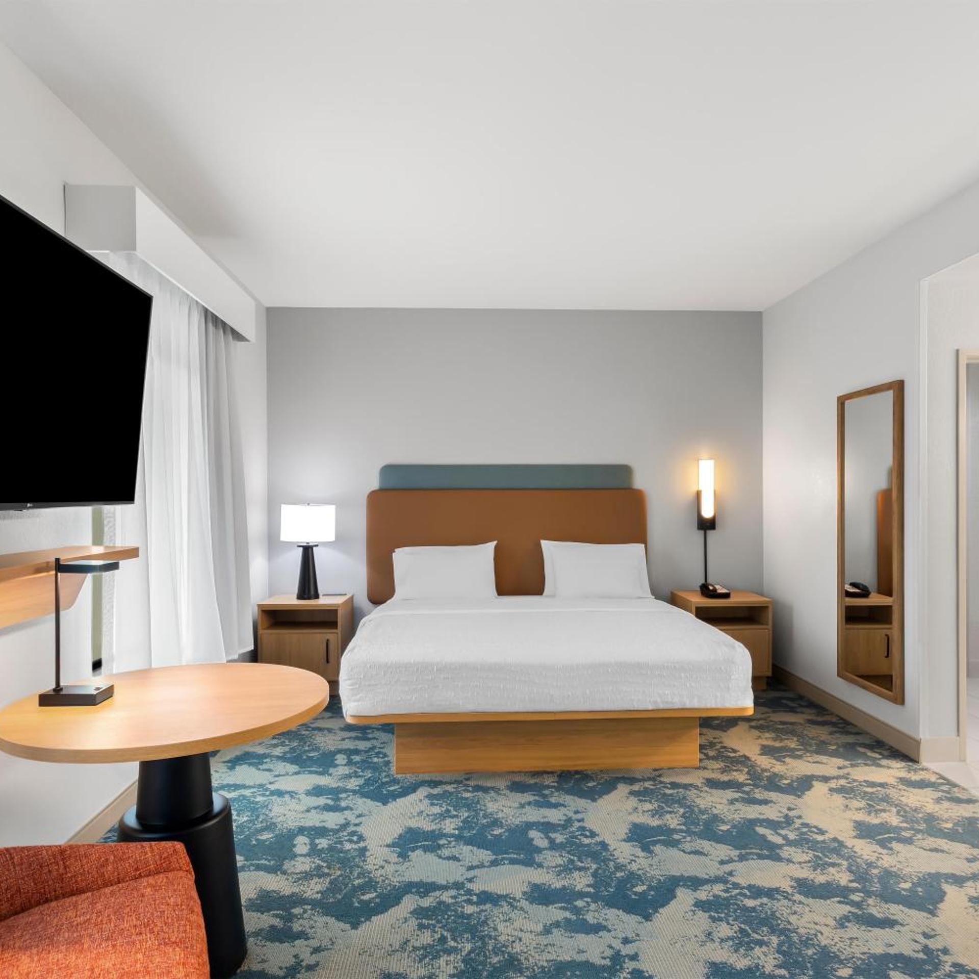 STUDIO, SUITE, KING BED