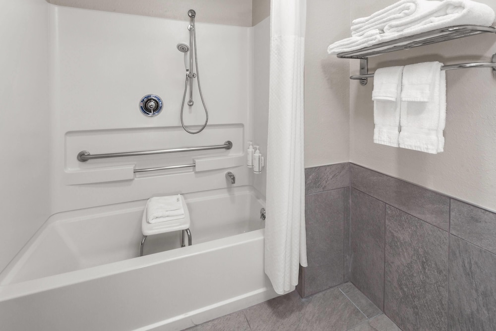 Days Inn & Suites by Wyndham Kaukauna WI 55/58