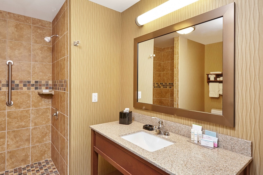 Hampton Inn and Suites Milwaukee Franklin 9/44