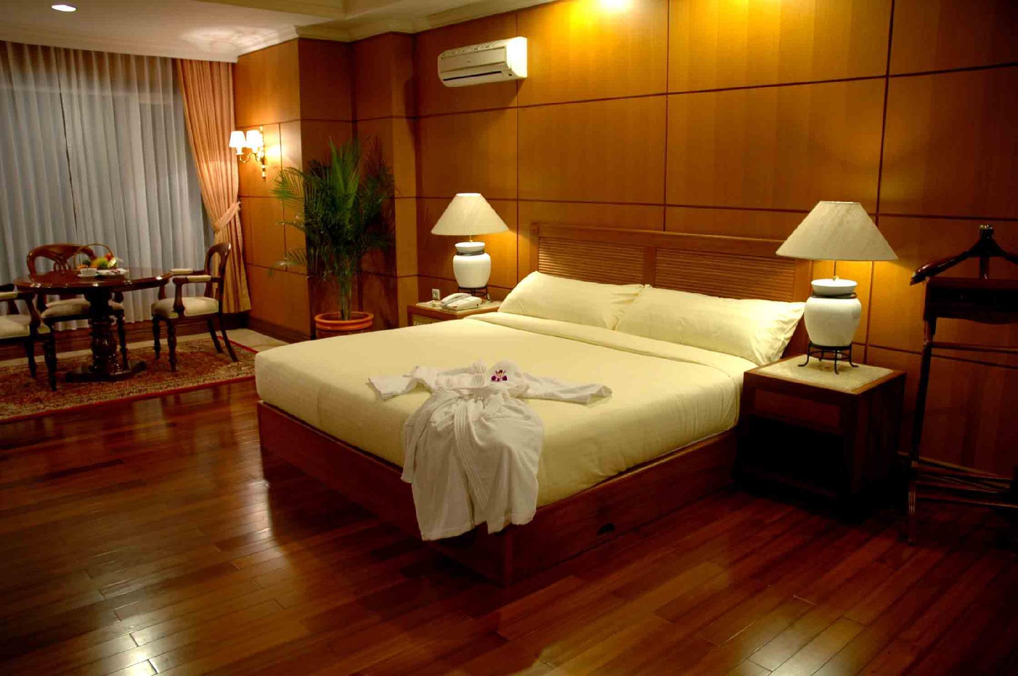 Royal Senyiur Hotel 6/18