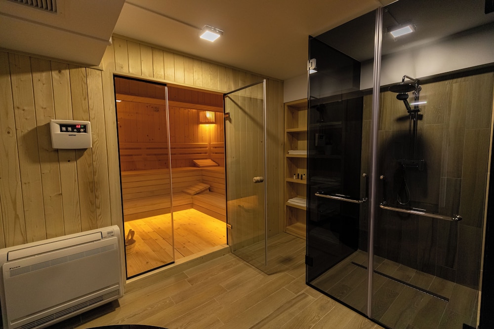 Ames Hotel & Spa 36/56