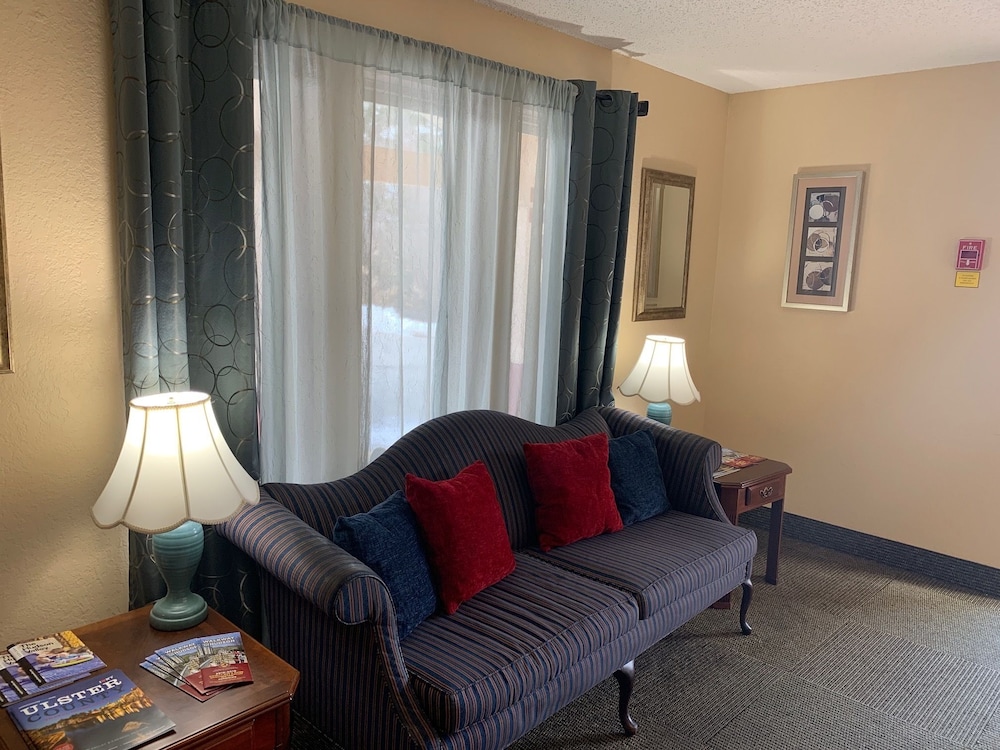 Super 8 by Wyndham Newburgh/West Point Near Stewart Airport 18/25