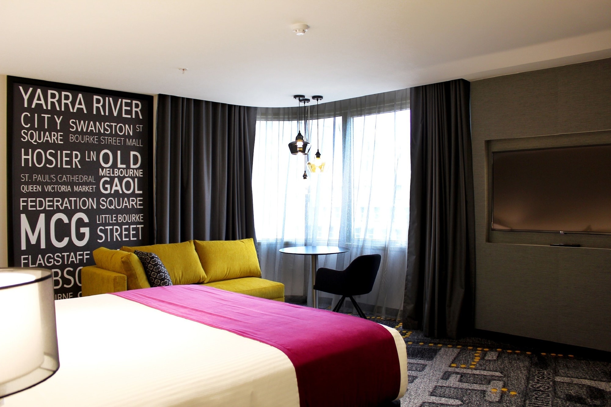DELUXE, KING BED