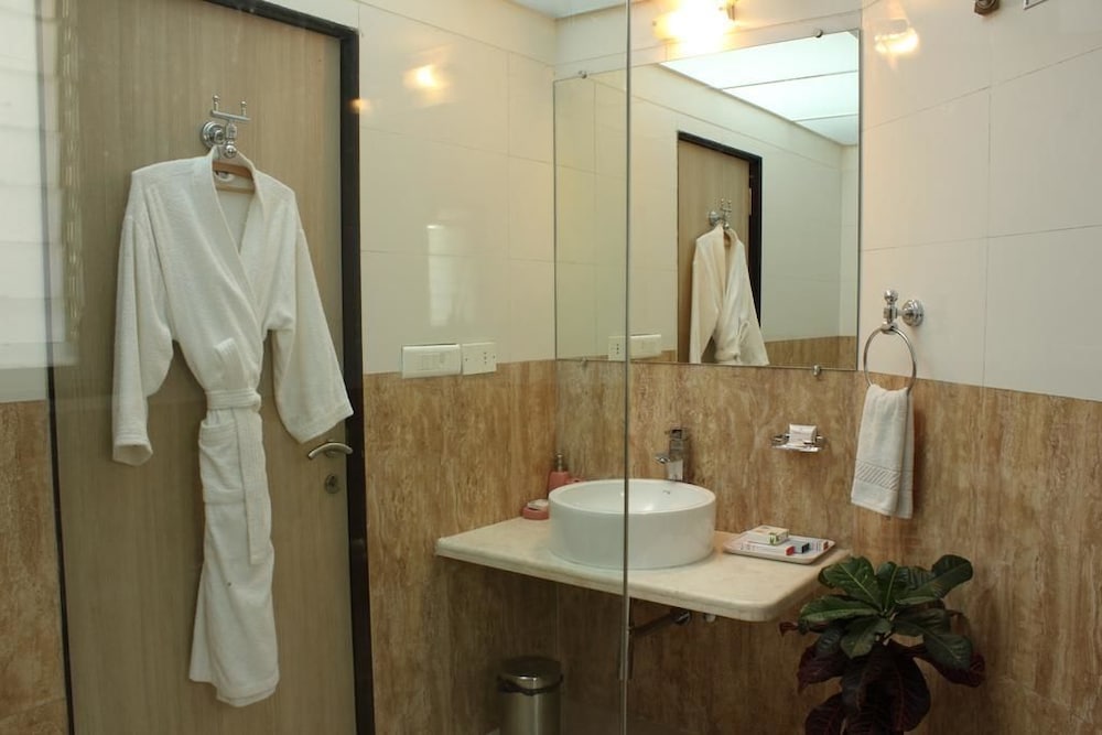 HOTEL MADHAV 33/34