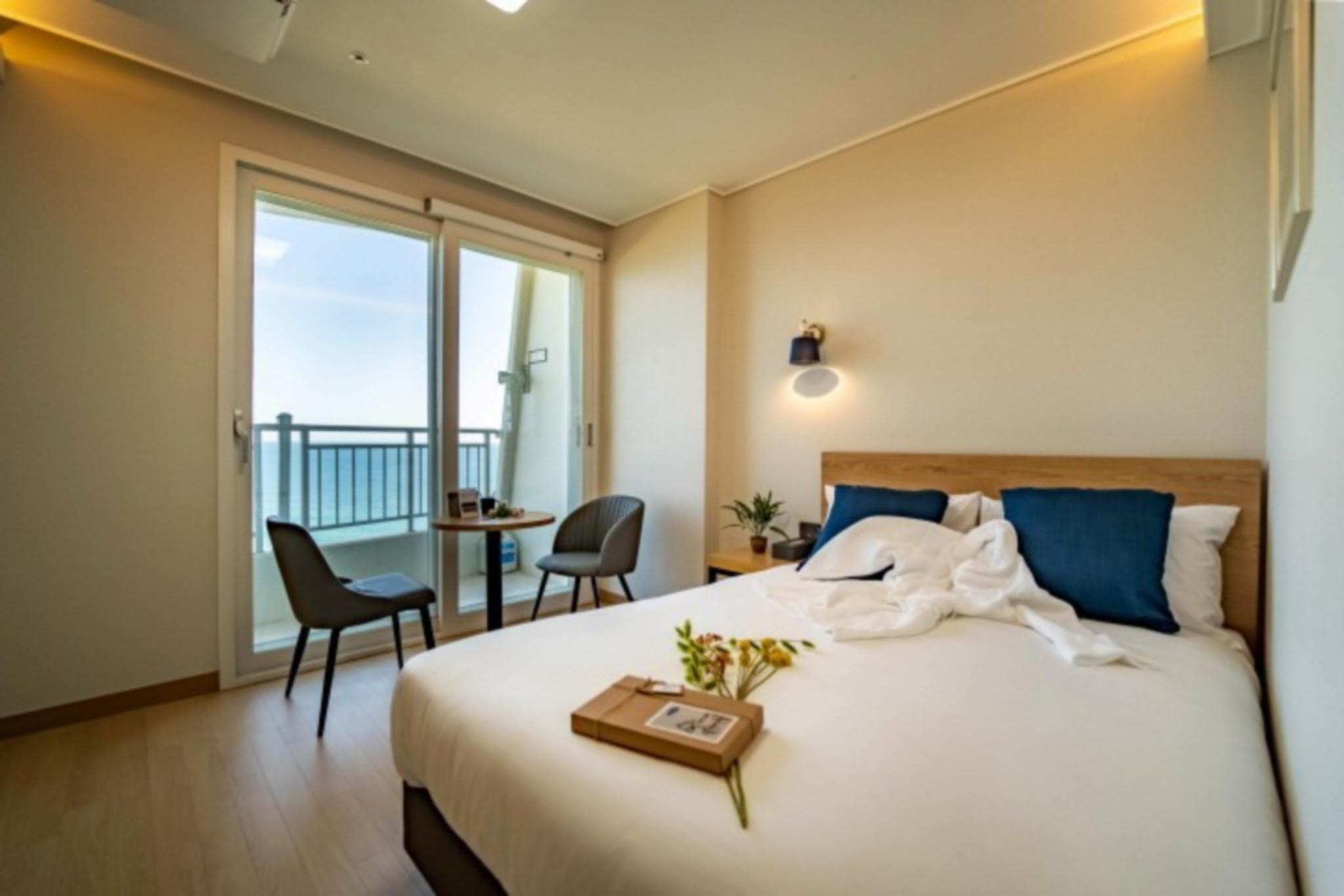 STANDARD, DOUBLE BED, PARTIAL OCEAN VIEW