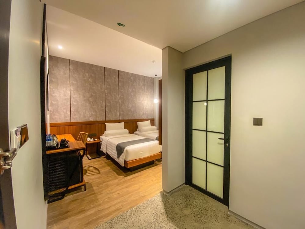 GRAND, TWIN BEDS