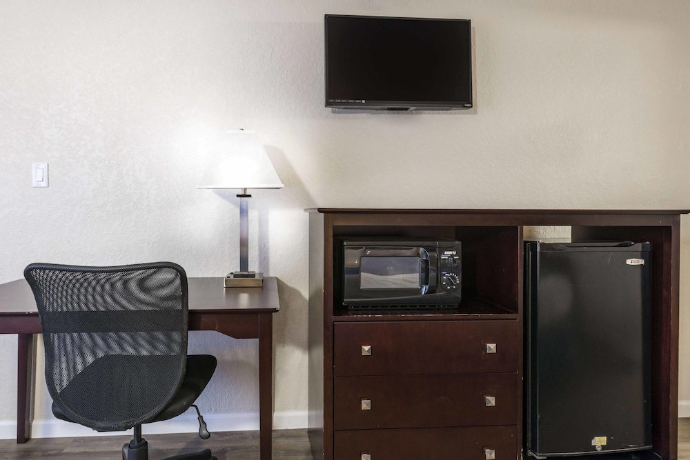 Rodeway Inn and Suites Fort Lauderdale Airport and Cruise Port 37/50