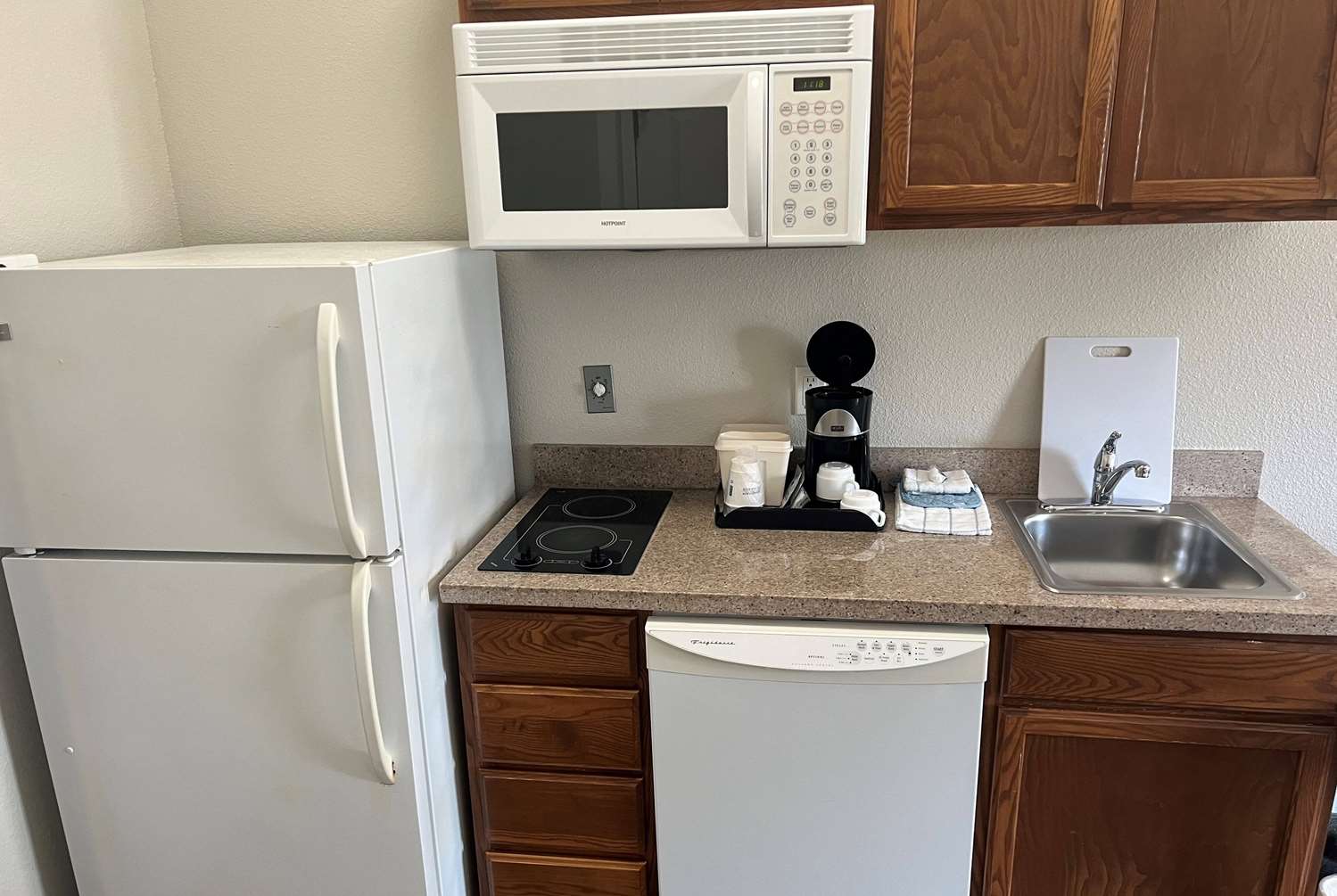 Days Inn & Suites by Wyndham Columbus NE 20/20