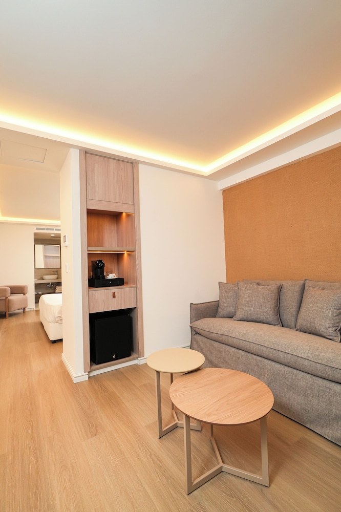 Blue Harbour Boutique 33/50