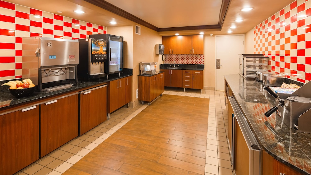 Best Western Plus White Bear Country Inn 10/47