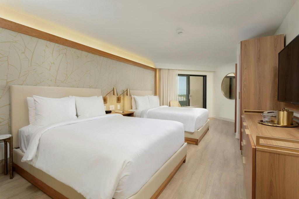 Verde, Guest Room, 2 Queen Beds, Beach and Pool View, Ocean View, Balcony, High Floor