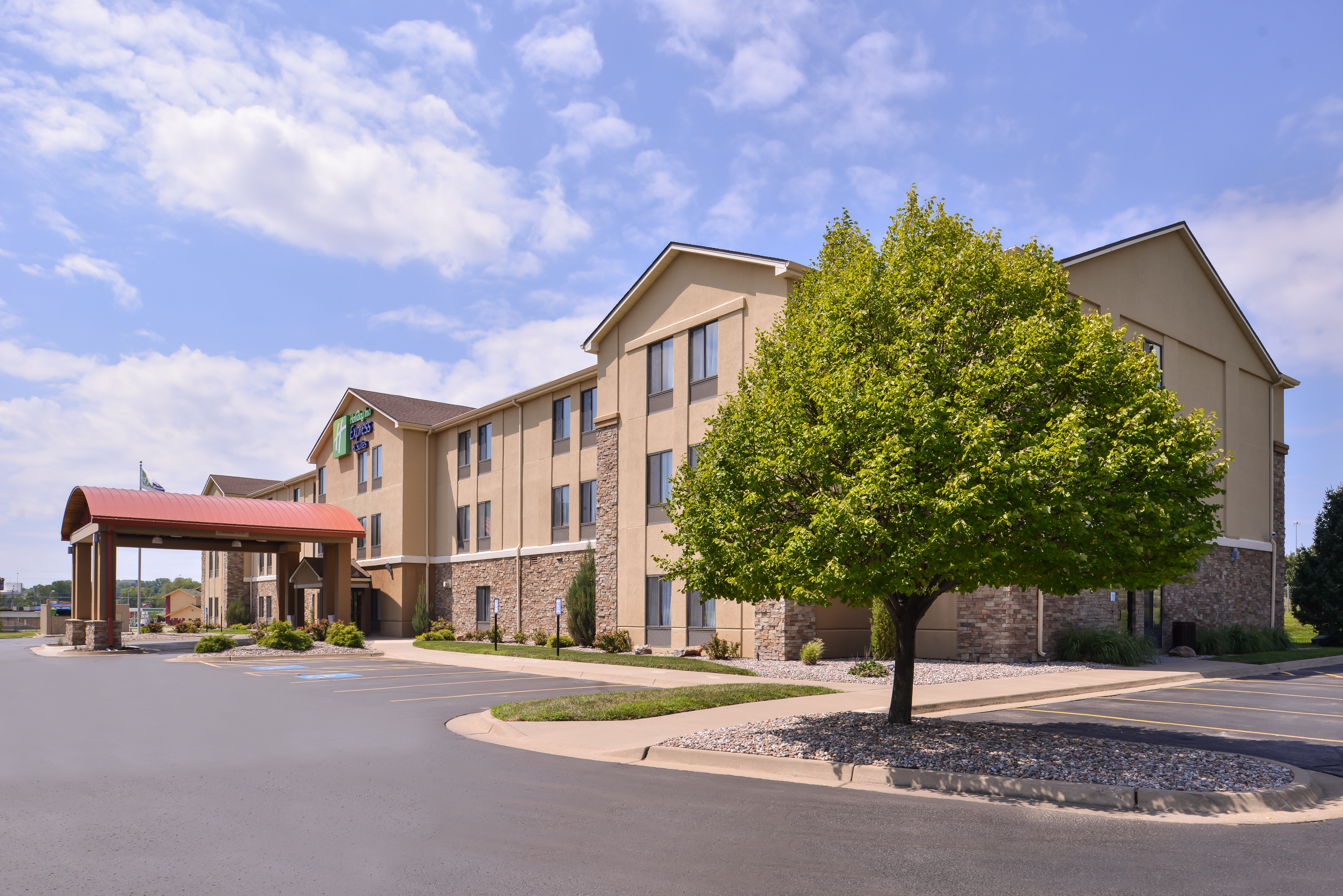 Holiday Inn Express Hotel and Suites Topeka West I-70 Wanamaker 3/62