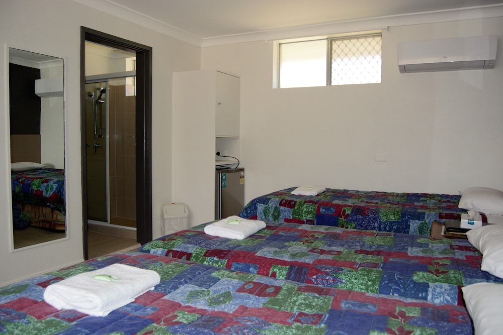 Civic Motor Inn Cowra 15/71