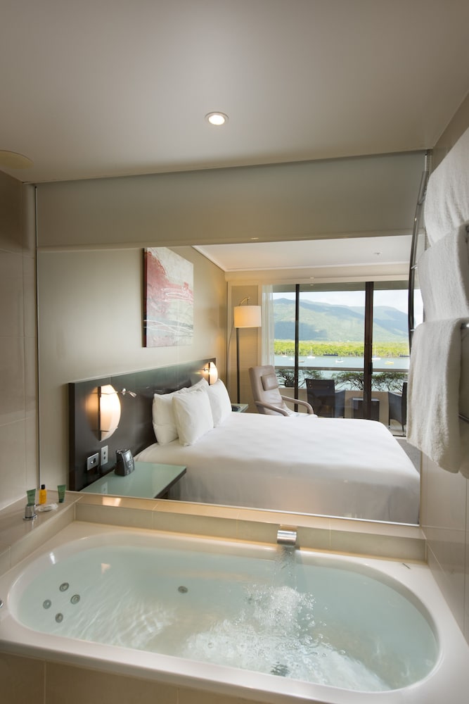 Hilton Cairns Hotel 32/85