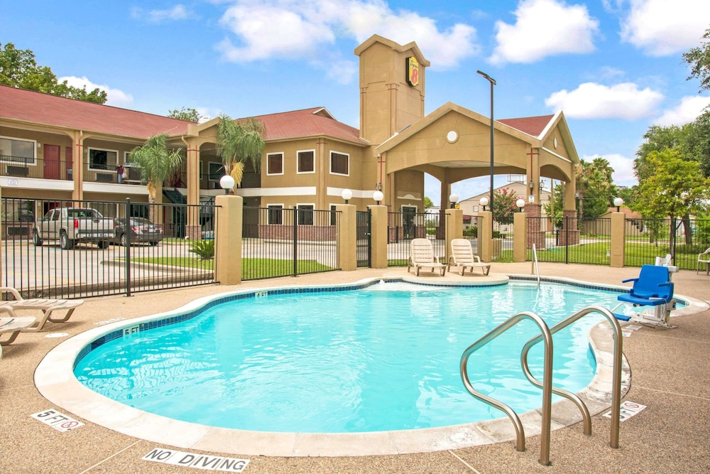 Super 8 by Wyndham Houston/Brookhollow NW photo1