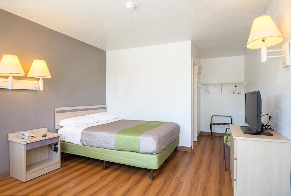 Motel6 Pueblo, CO - I-25 20/52