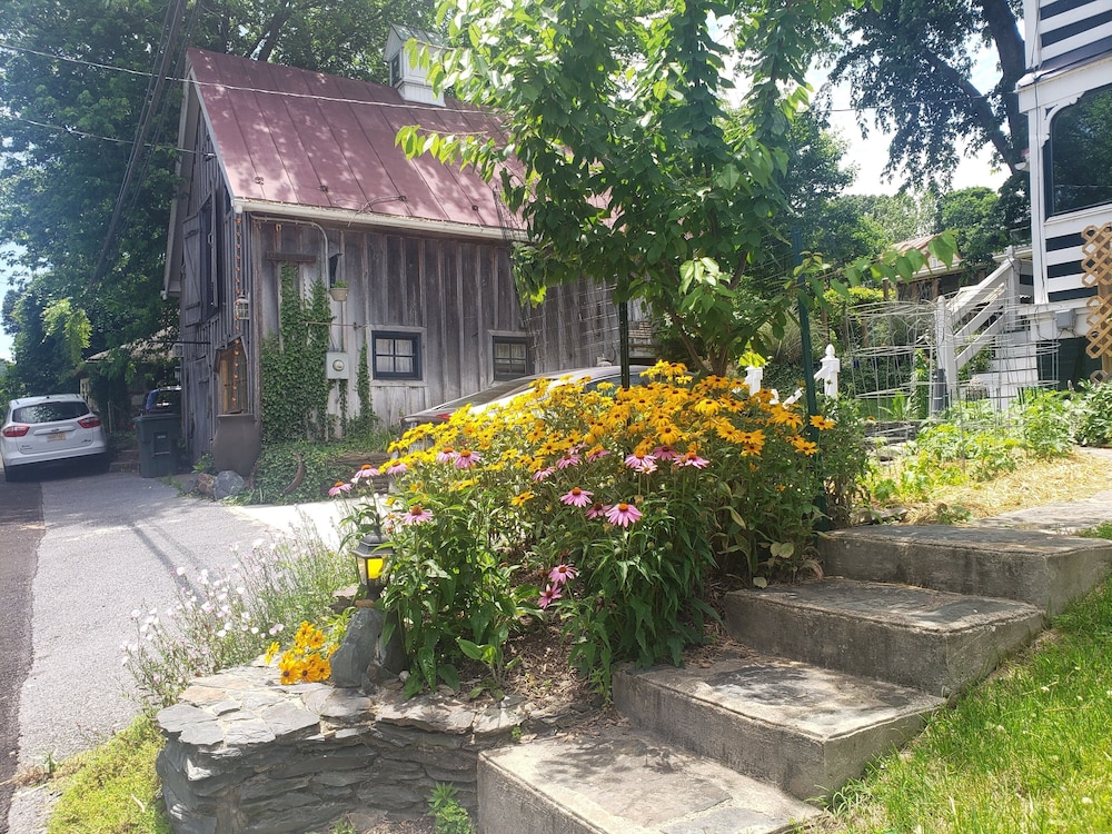 Lily Garden Bed and Breakfast 4/28
