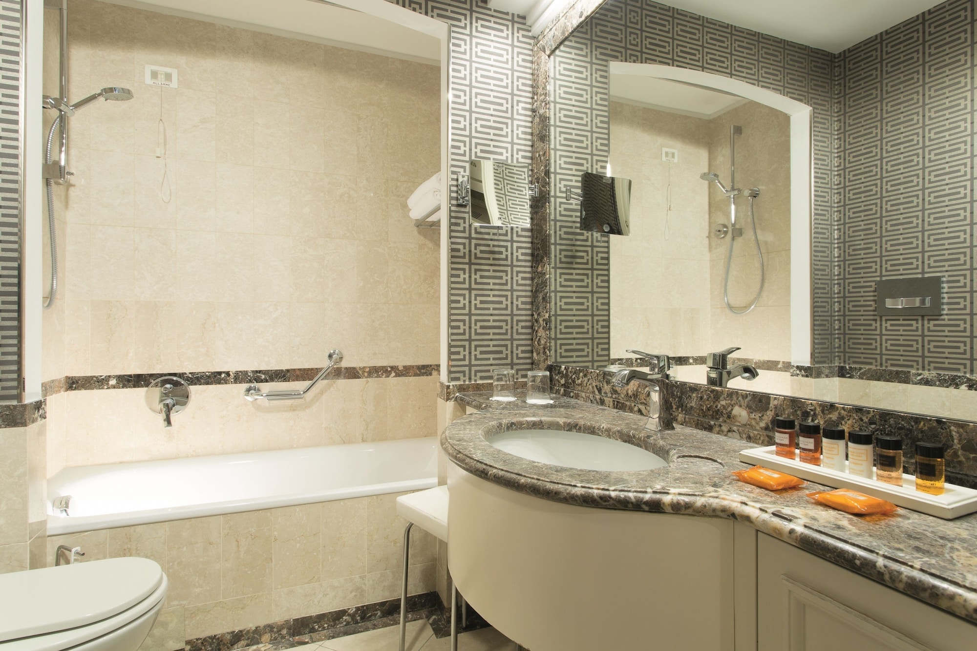 SUITE, KING BED
