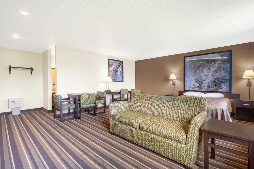 Super 8 by Wyndham Weston WV 7/20