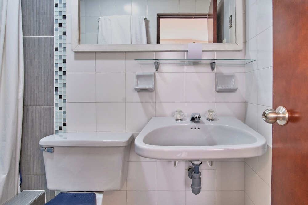 Room, 2 Double and Twin Beds، Ayenda 1066 Virrey Centro 7/8