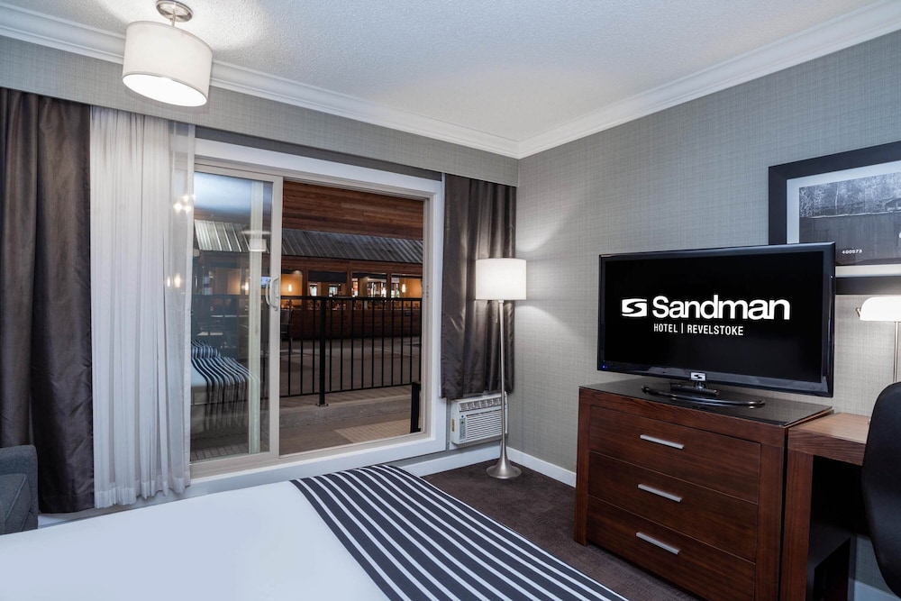 Standard, 2 Queen Beds, Separate Building، Sandman Hotel Revelstoke 5/6
