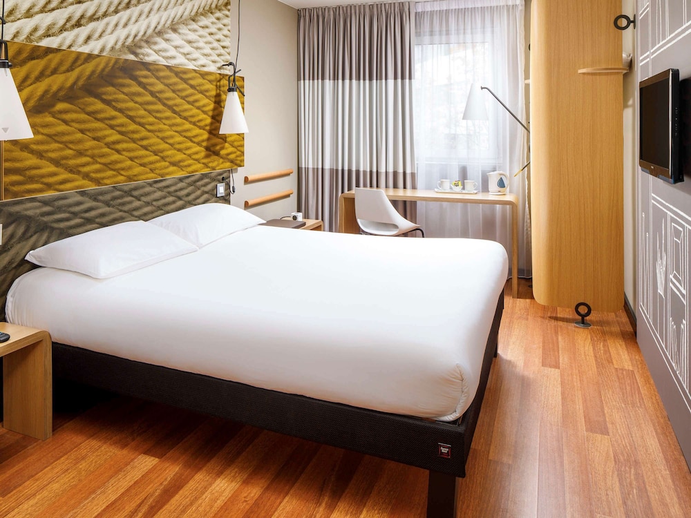 ROOM, DOUBLE BED