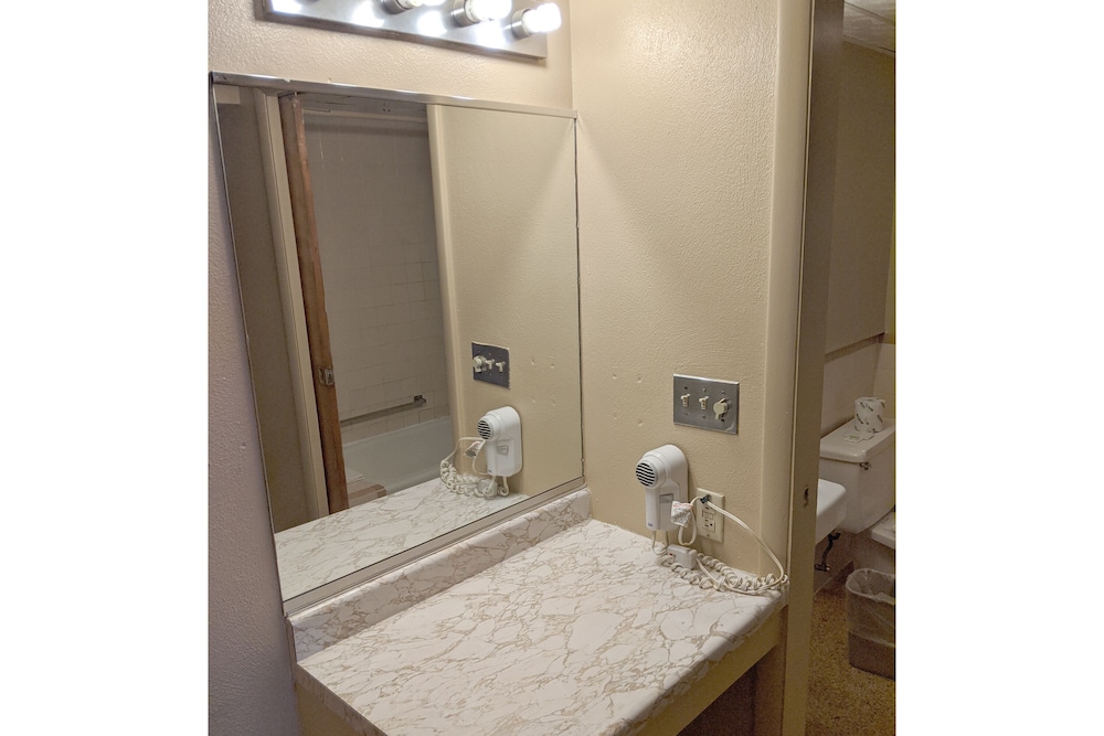 Americas Best Value Inn Vandalia 13/35