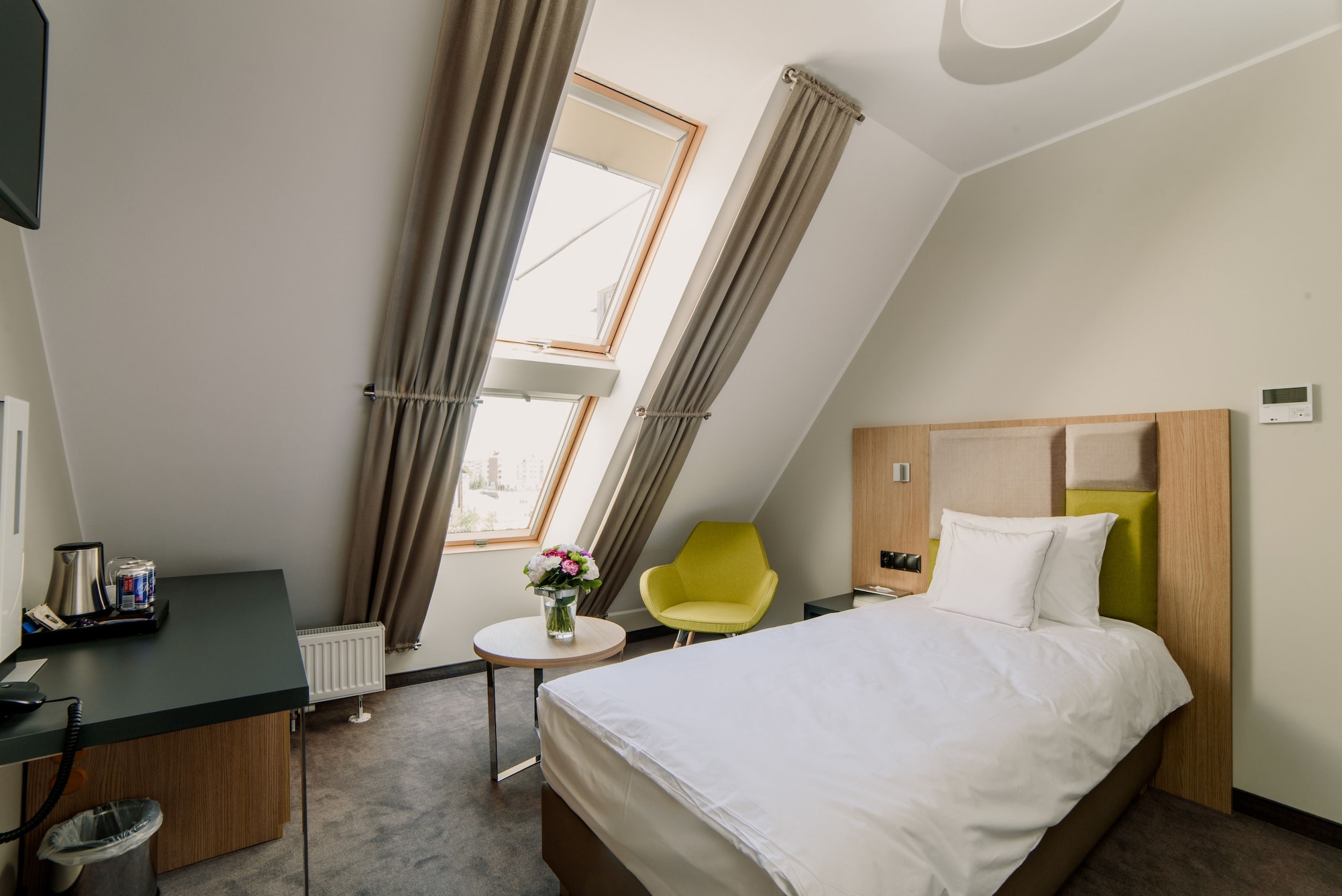 ROOM, SINGLE