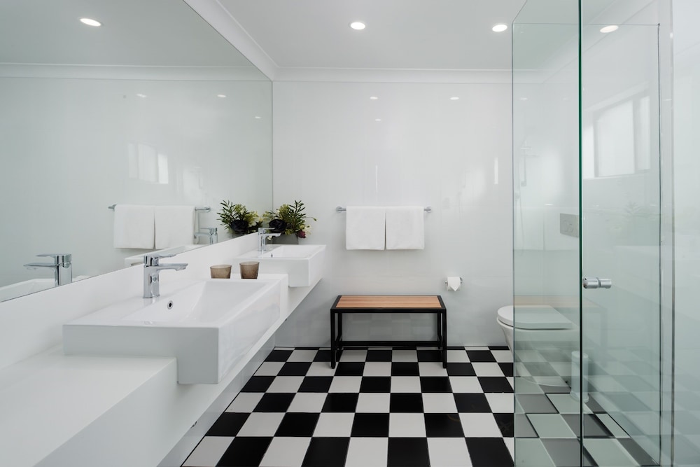 RYDGES HOBART 67/67